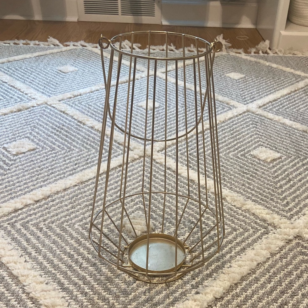 Gold wire metal candle holder